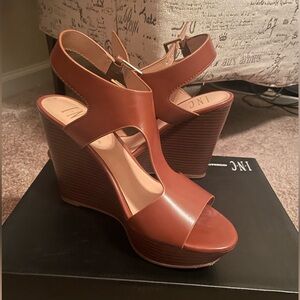 Inc cognac (tan/camel) wedges